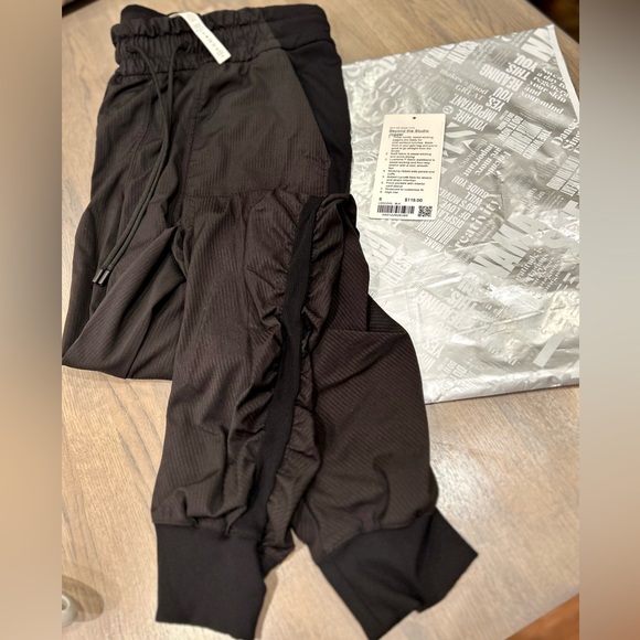 đź’šLululemon Beyond The Studio Joggersđź’šSize 8 - Picture 7 of 11